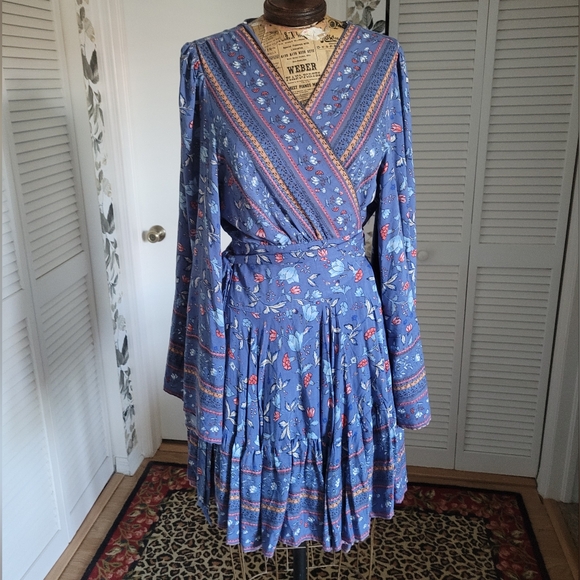 the clothing company Dresses & Skirts - The Clothing Company Blue Floral Long Sleeve Mini Wrap Dress Sz Large